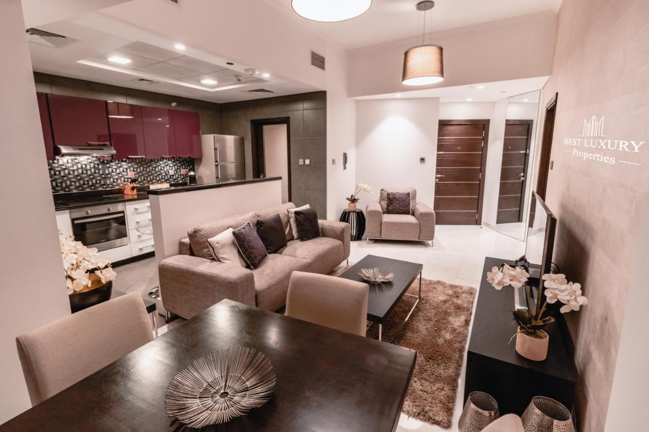 Cayan Tower Twisted Building Apartment Dubai